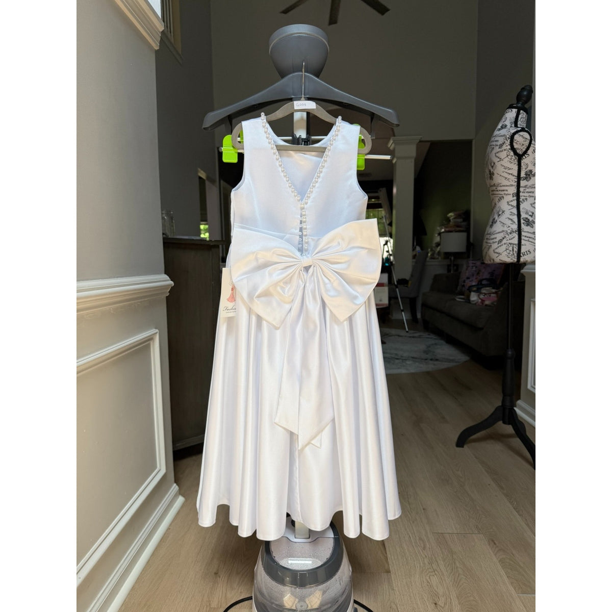 G004 NWT Girls Size 6 White Faux Pearl Flower Girl Formal Gown Bow