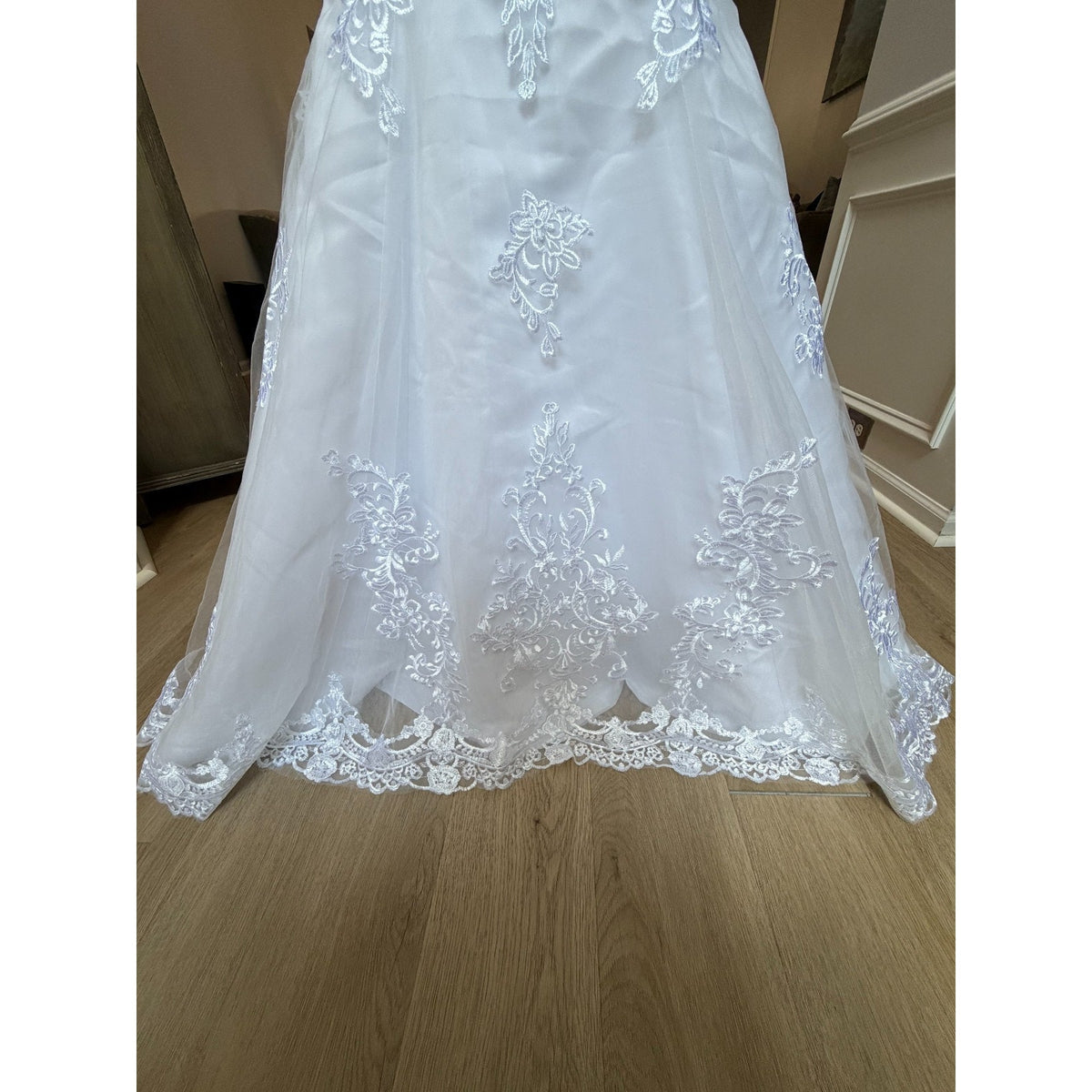 WG024 NWT White Lace Wedding Gown Size 10 V-Neck Button Back Chapel Train
