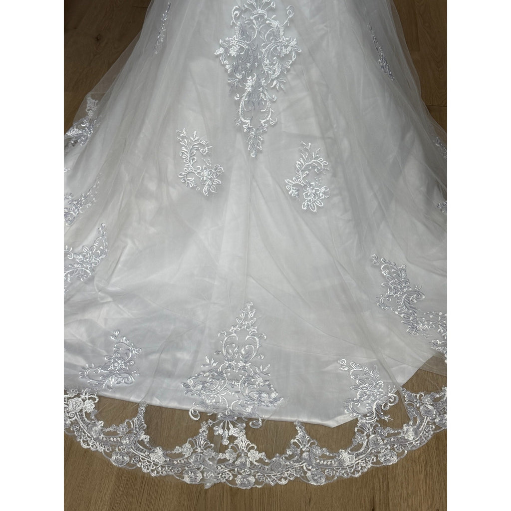 WG024 NWT White Lace Wedding Gown Size 10 V-Neck Button Back Chapel Train