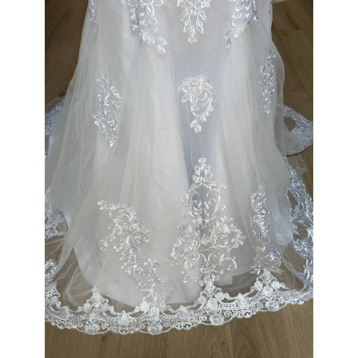 WG021D Defect! White Lace Wedding Gown Size 8 V-Neck Button Back Chapel Train