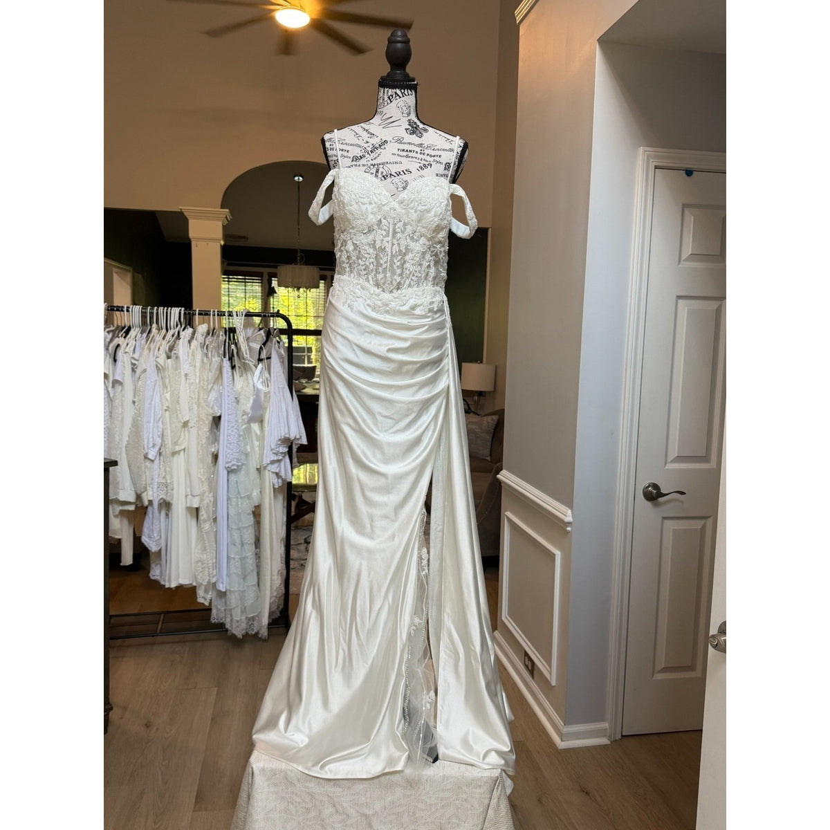 WG008 NWT Size 12 White Lace Corset Mermaid Wedding Gown Train