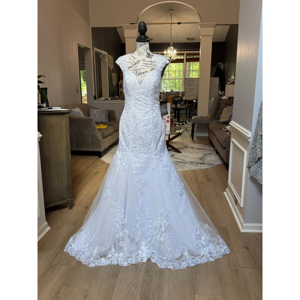 WG024 NWT White Lace Wedding Gown Size 10 V-Neck Button Back Chapel Train