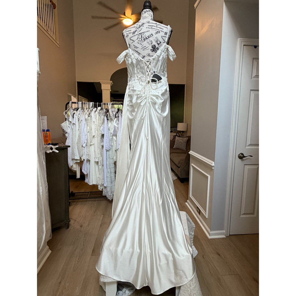 WG008 NWT Size 12 White Lace Corset Mermaid Wedding Gown Train
