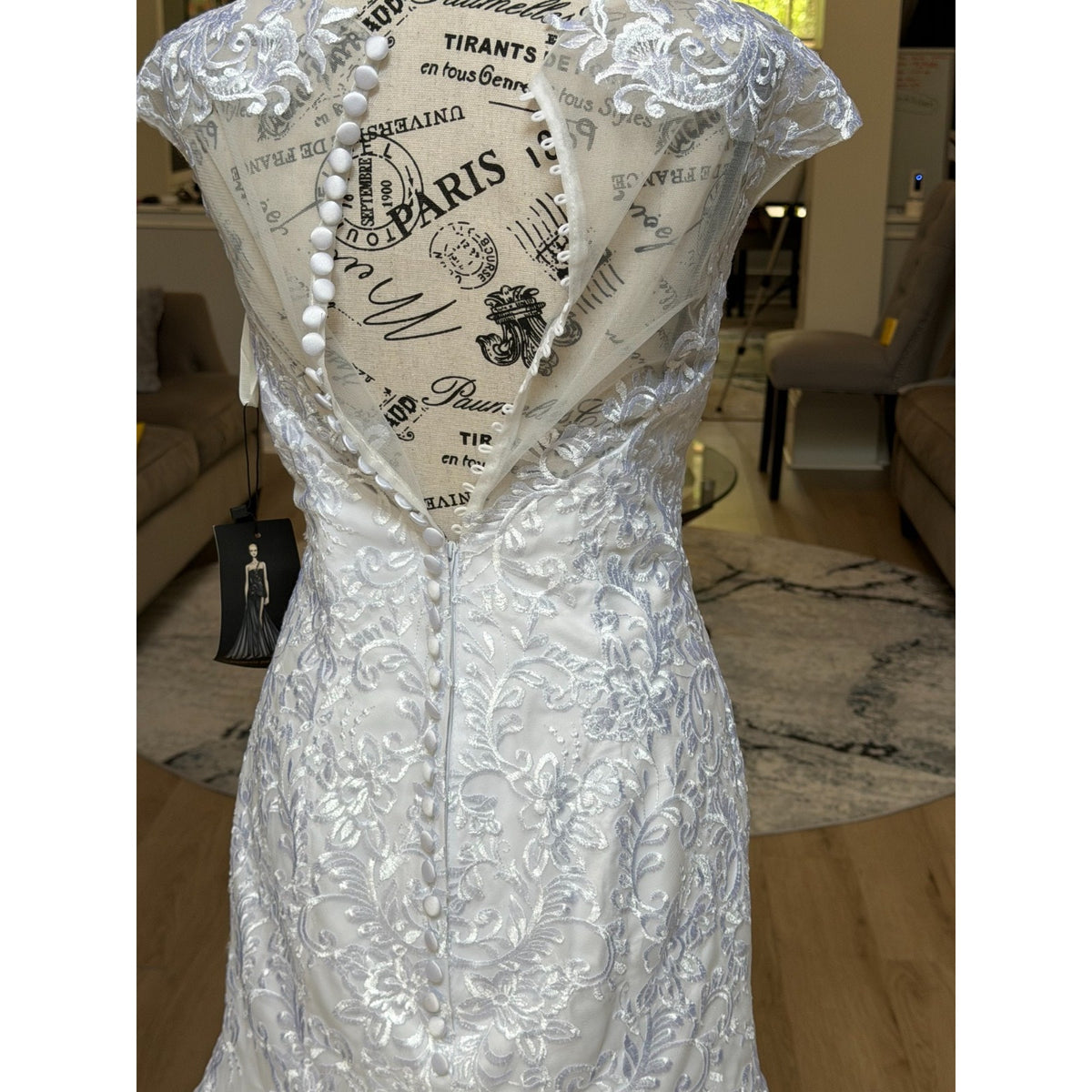 WG024 NWT White Lace Wedding Gown Size 10 V-Neck Button Back Chapel Train