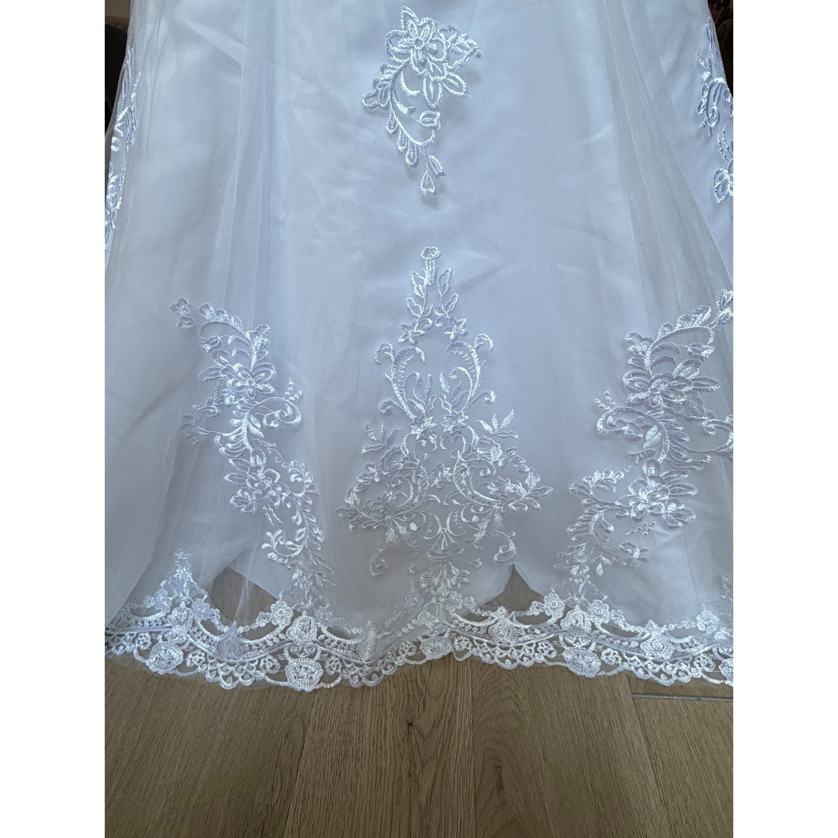 WG024 NWT White Lace Wedding Gown Size 10 V-Neck Button Back Chapel Train