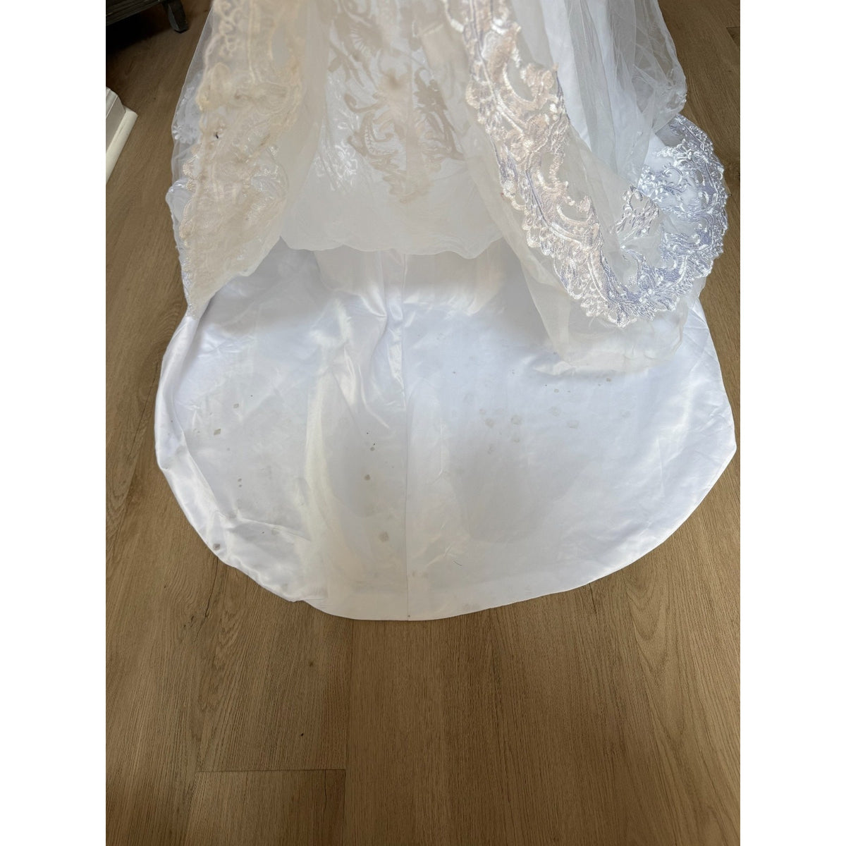 WG021 White Lace Wedding Gown Size 8 V-Neck Button Back Chapel Train