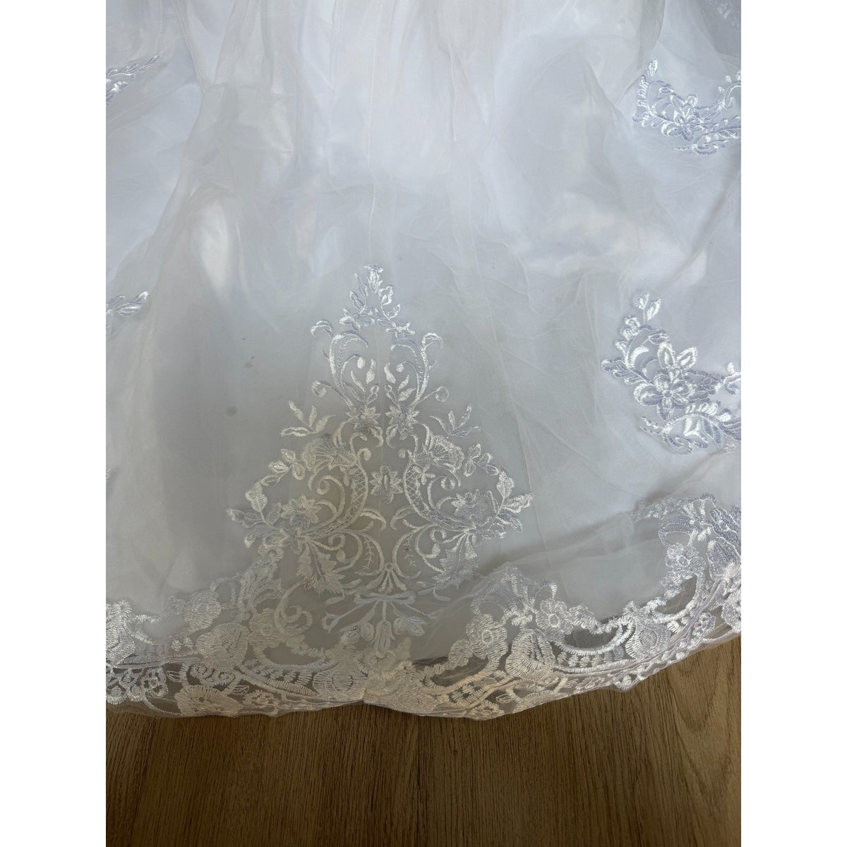 WG021 White Lace Wedding Gown Size 8 V-Neck Button Back Chapel Train