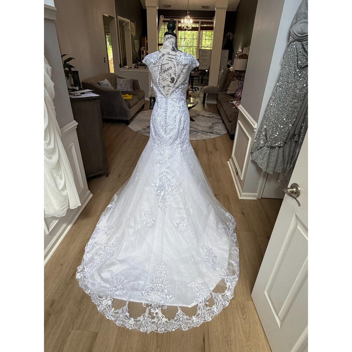 WG024 NWT White Lace Wedding Gown Size 10 V-Neck Button Back Chapel Train