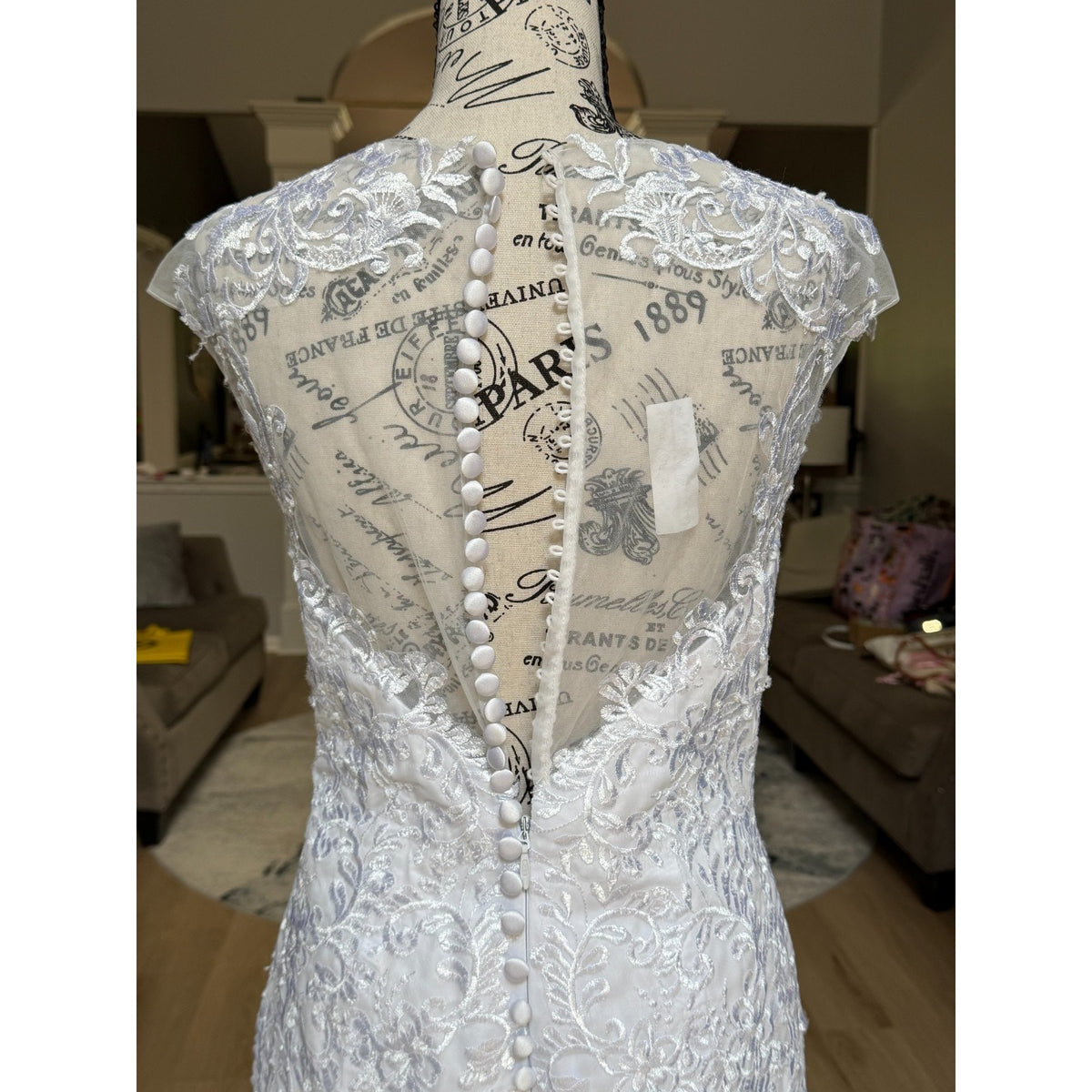 WG021D Defect! White Lace Wedding Gown Size 8 V-Neck Button Back Chapel Train
