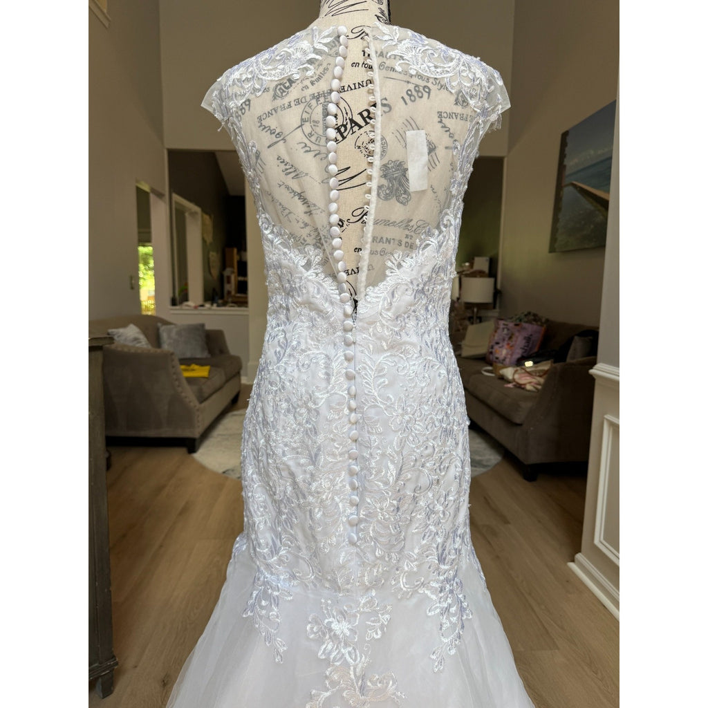 WG021 White Lace Wedding Gown Size 8 V-Neck Button Back Chapel Train