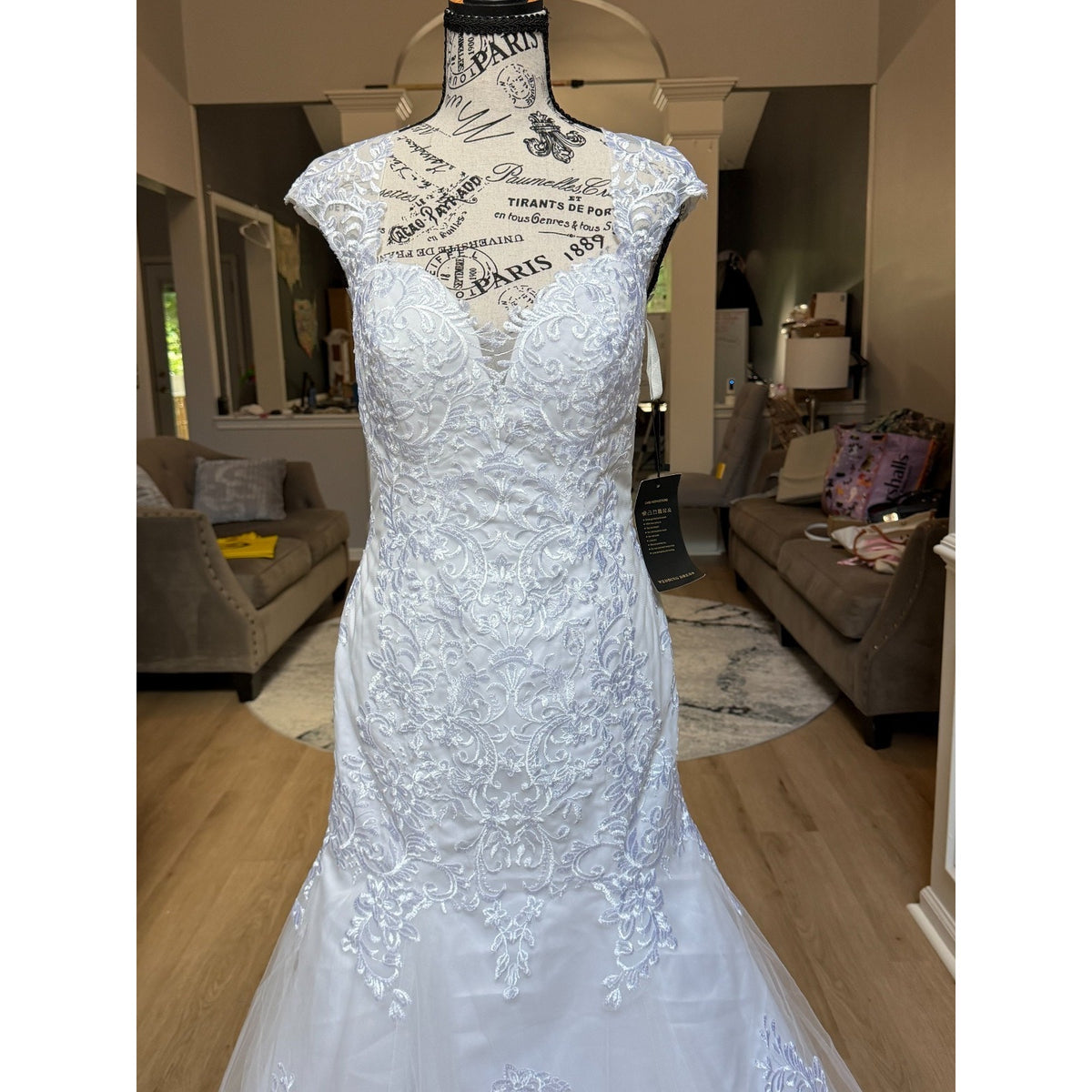 WG024 NWT White Lace Wedding Gown Size 10 V-Neck Button Back Chapel Train