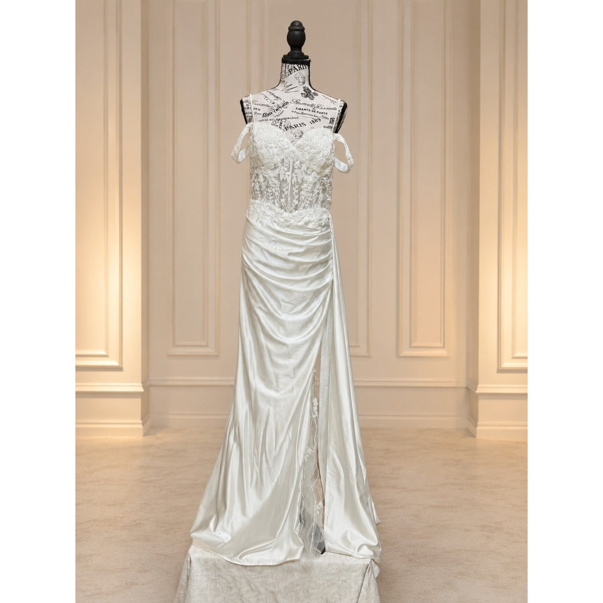 WG008 NWT Size 12 White Lace Corset Mermaid Wedding Gown Train