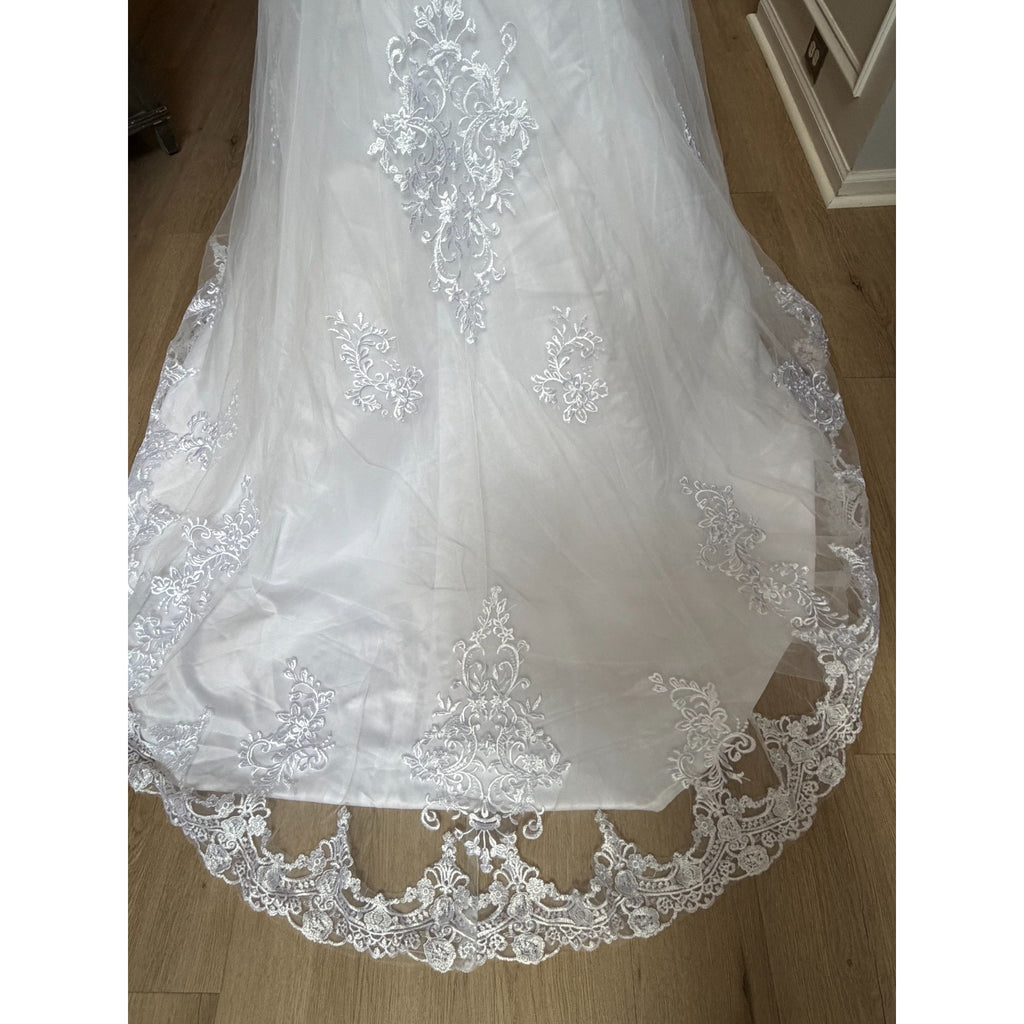 WG024 NWT White Lace Wedding Gown Size 10 V-Neck Button Back Chapel Train