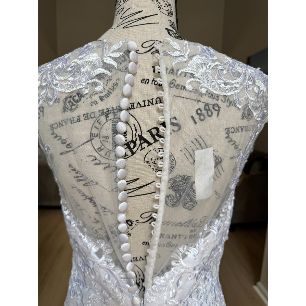 WG021 White Lace Wedding Gown Size 8 V-Neck Button Back Chapel Train