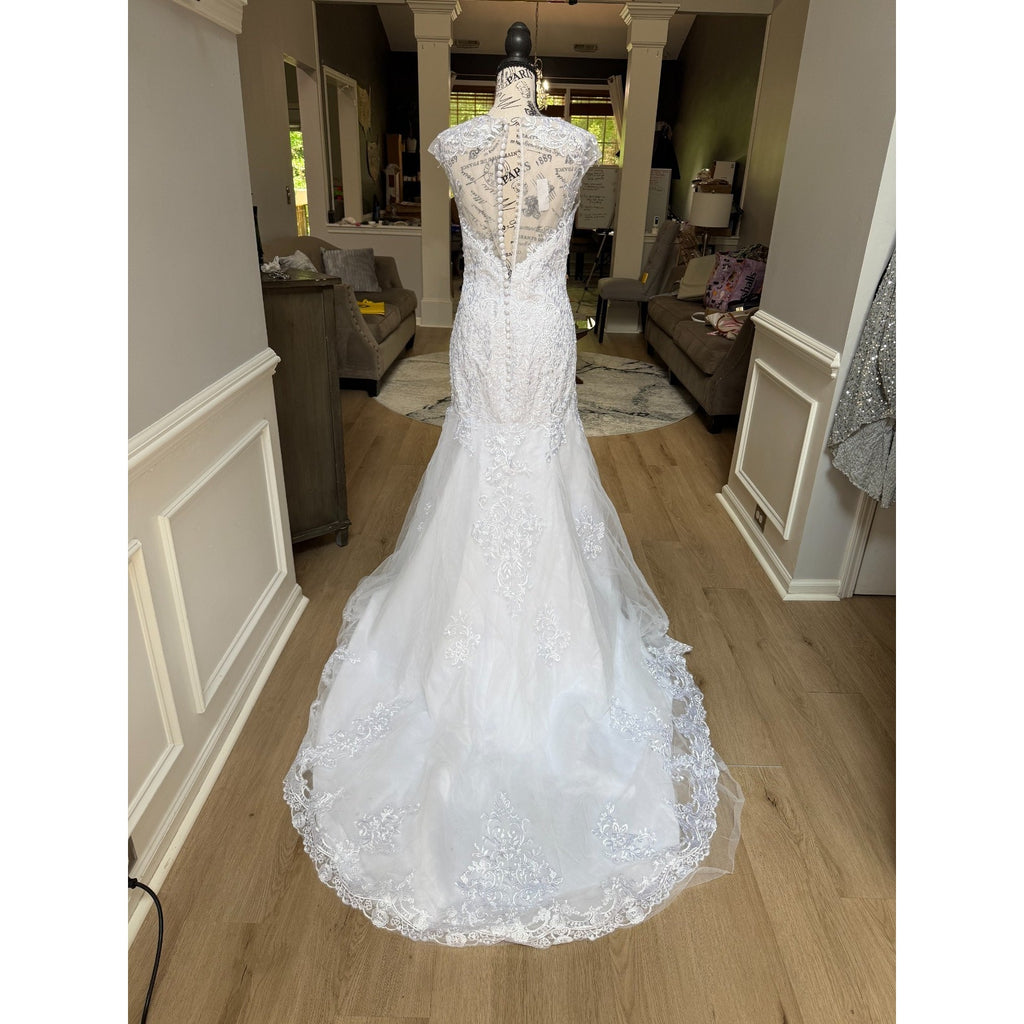 WG021 White Lace Wedding Gown Size 8 V-Neck Button Back Chapel Train