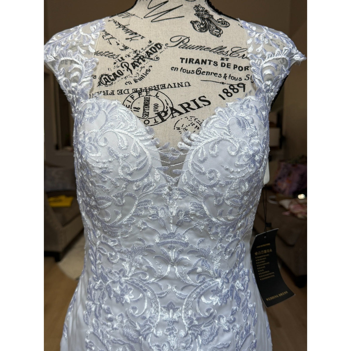 WG024 NWT White Lace Wedding Gown Size 10 V-Neck Button Back Chapel Train