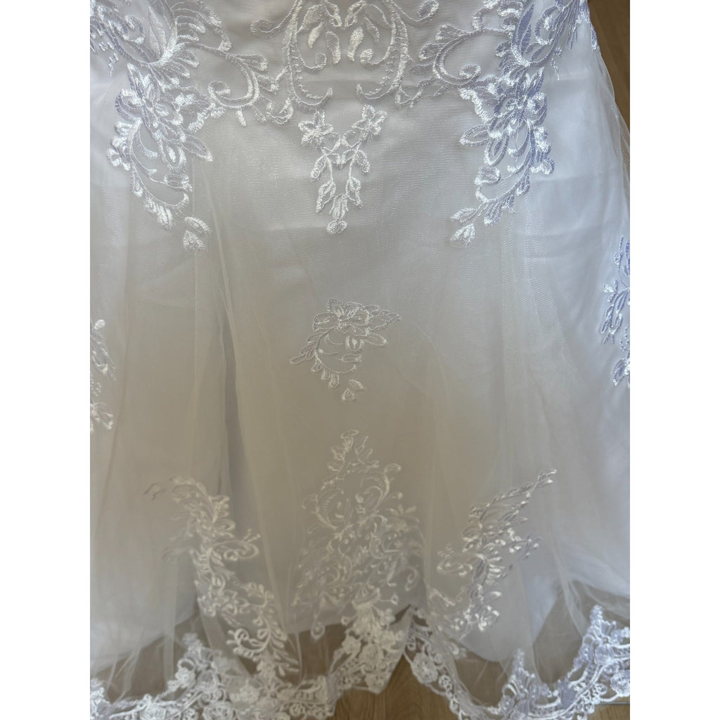 WG024 NWT White Lace Wedding Gown Size 10 V-Neck Button Back Chapel Train