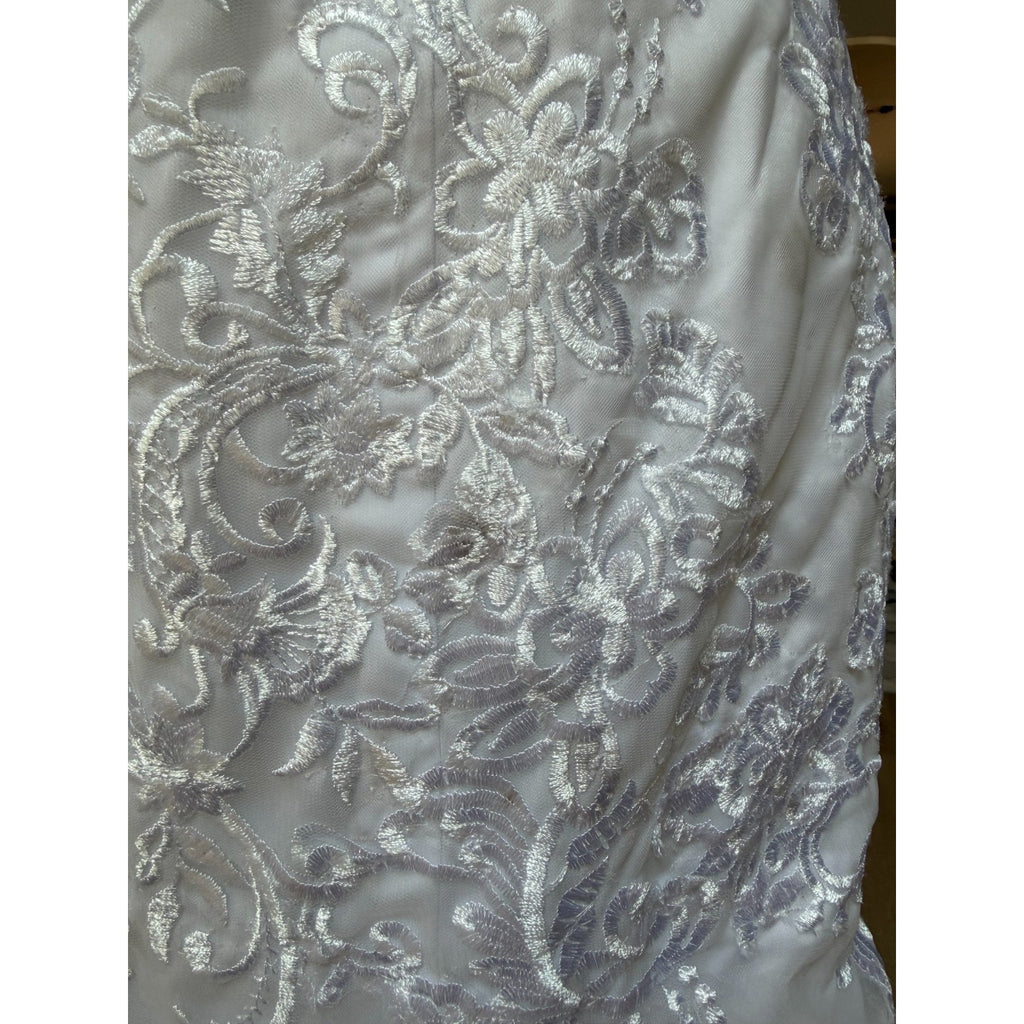 WG021D Defect! White Lace Wedding Gown Size 8 V-Neck Button Back Chapel Train