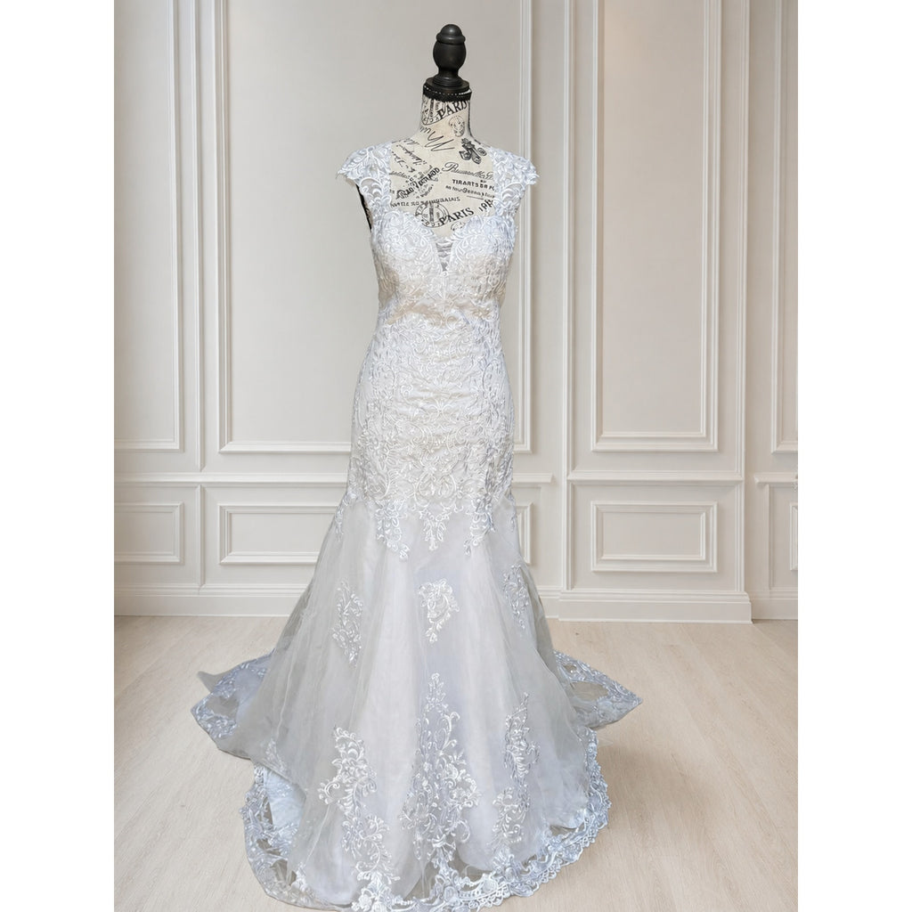 WG021 White Lace Wedding Gown Size 8 V-Neck Button Back Chapel Train
