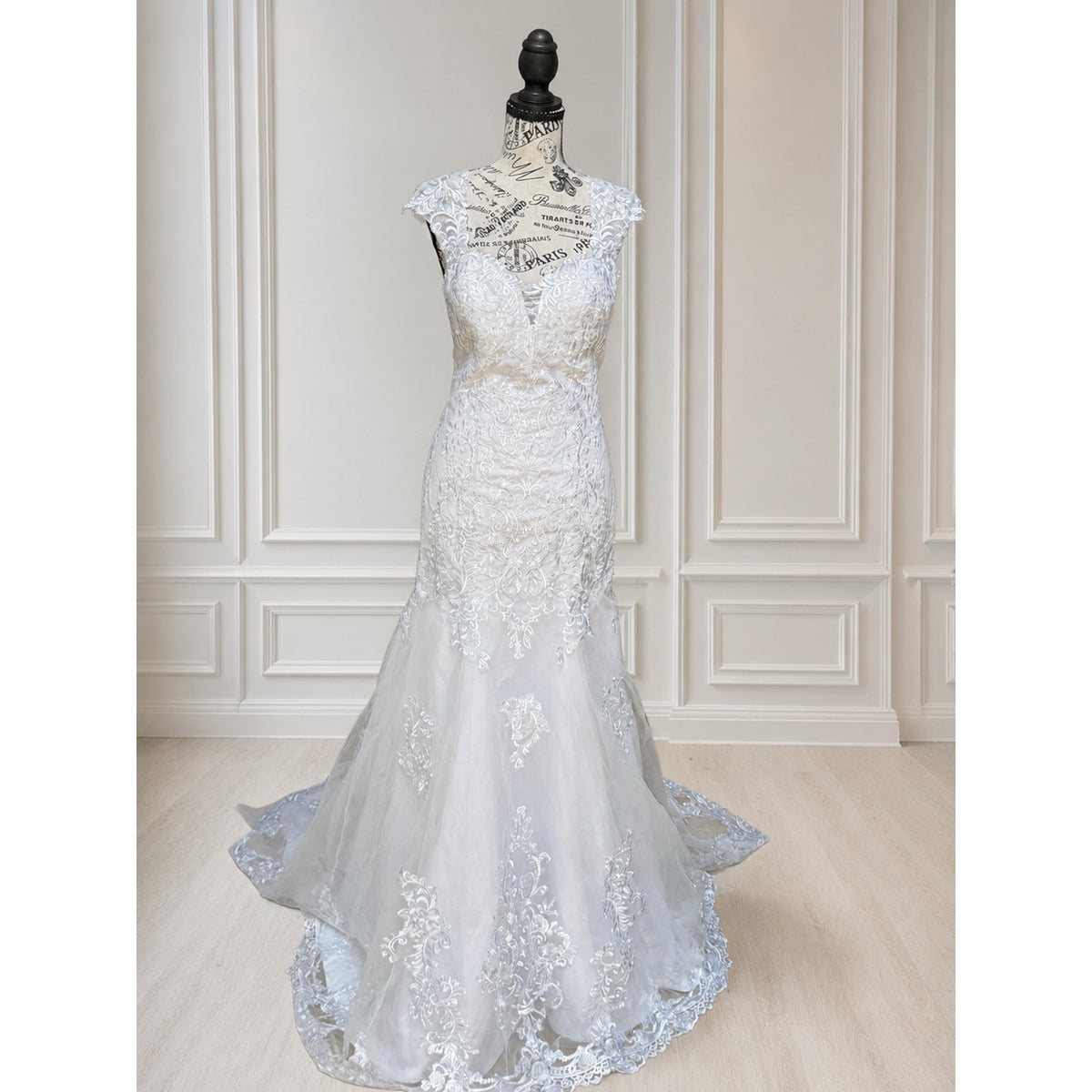 WG021D Defect! White Lace Wedding Gown Size 8 V-Neck Button Back Chapel Train