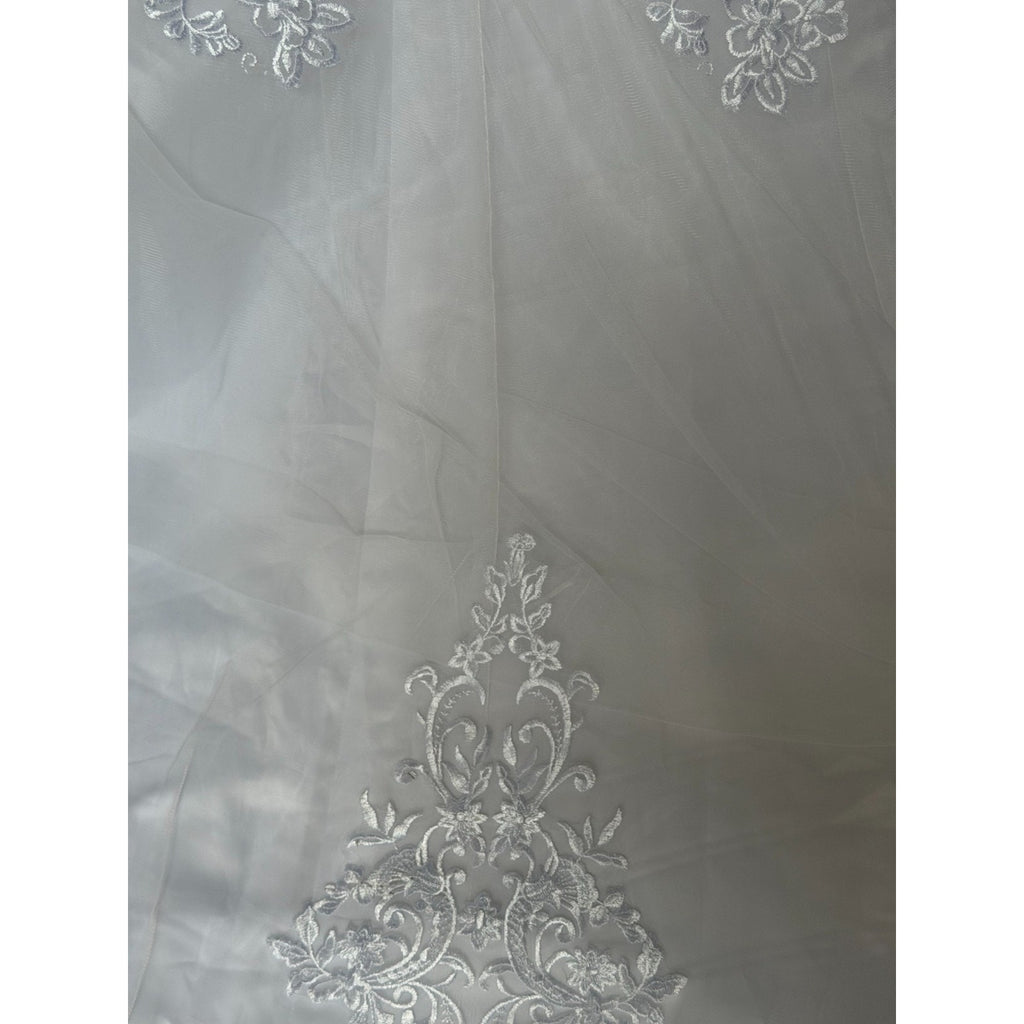 WG024 NWT White Lace Wedding Gown Size 10 V-Neck Button Back Chapel Train