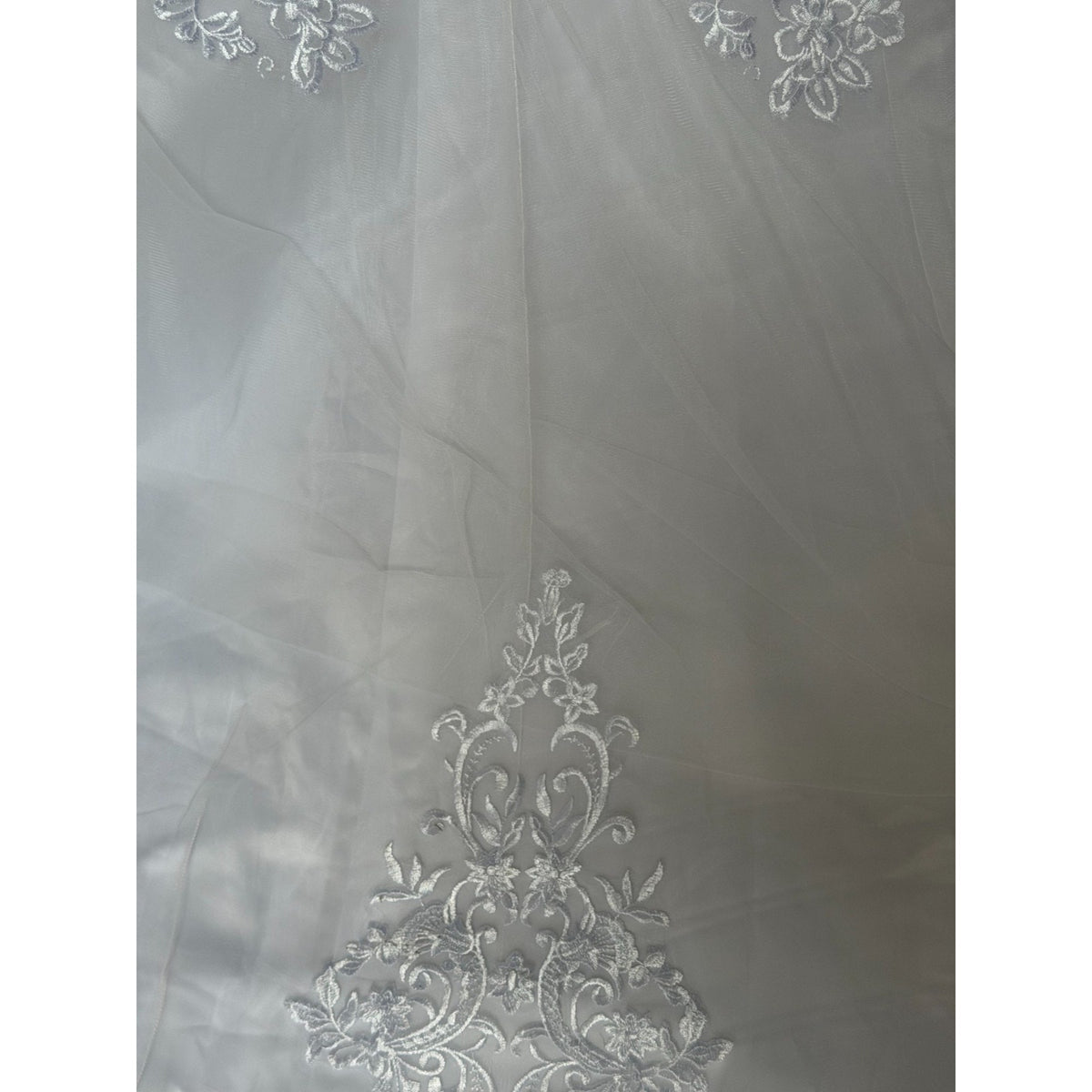 WG024 NWT White Lace Wedding Gown Size 10 V-Neck Button Back Chapel Train