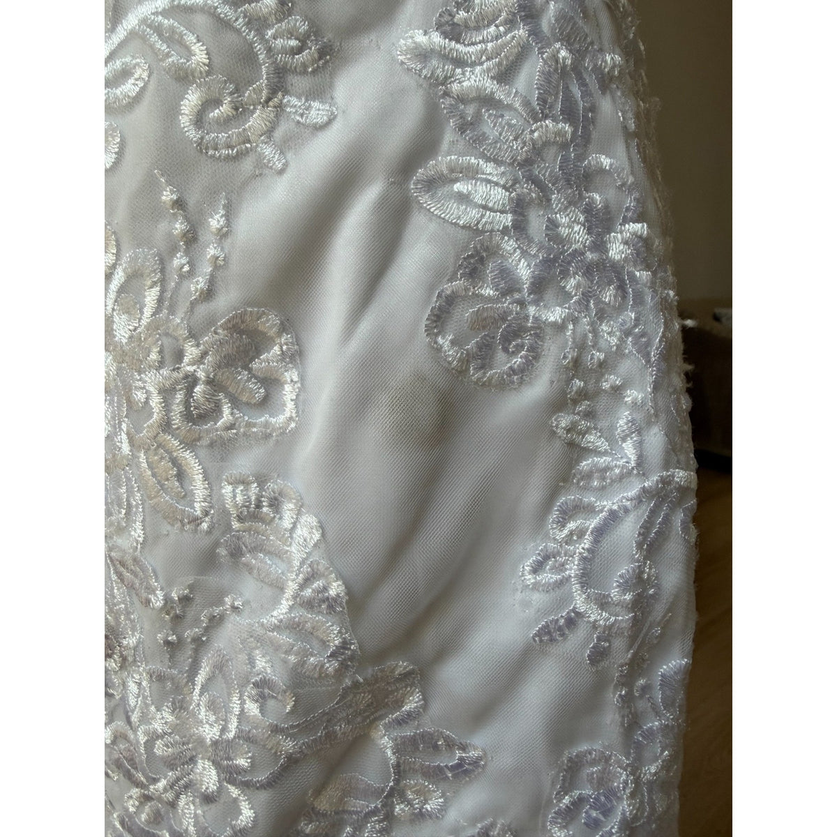 WG021 White Lace Wedding Gown Size 8 V-Neck Button Back Chapel Train