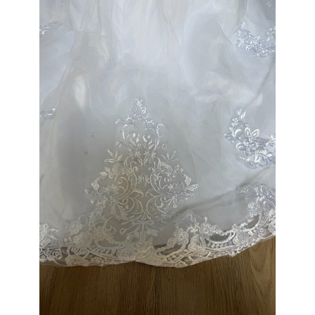 WG021D Defect! White Lace Wedding Gown Size 8 V-Neck Button Back Chapel Train