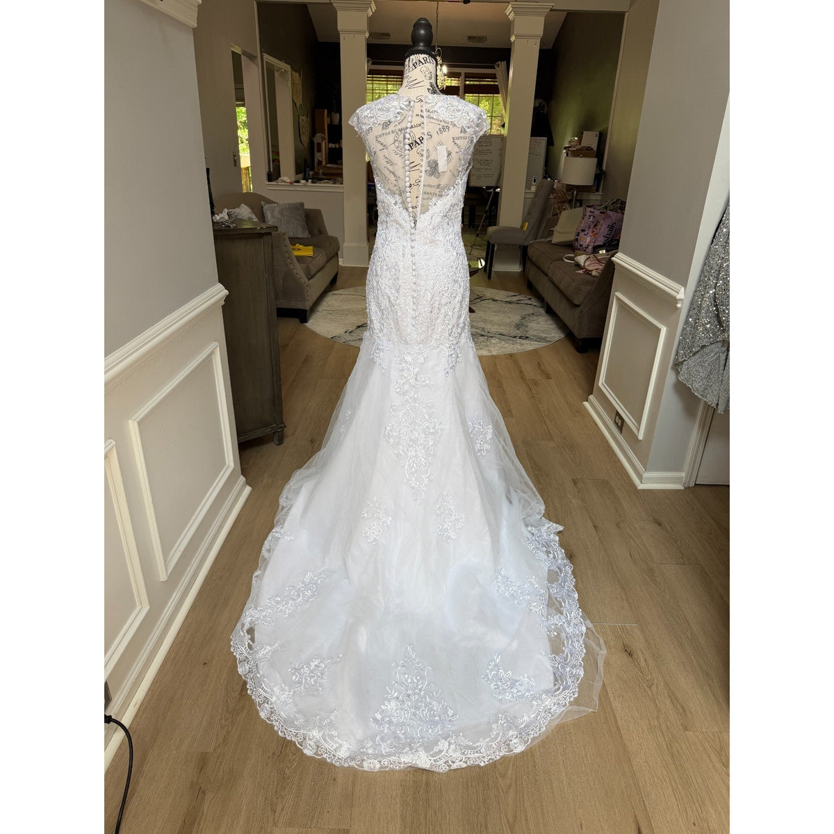 WG021D Defect! White Lace Wedding Gown Size 8 V-Neck Button Back Chapel Train