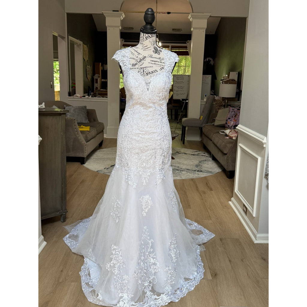 WG021D Defect! White Lace Wedding Gown Size 8 V-Neck Button Back Chapel Train