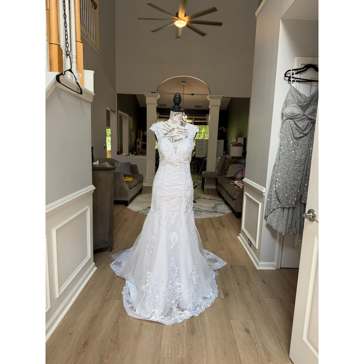 WG021 White Lace Wedding Gown Size 8 V-Neck Button Back Chapel Train